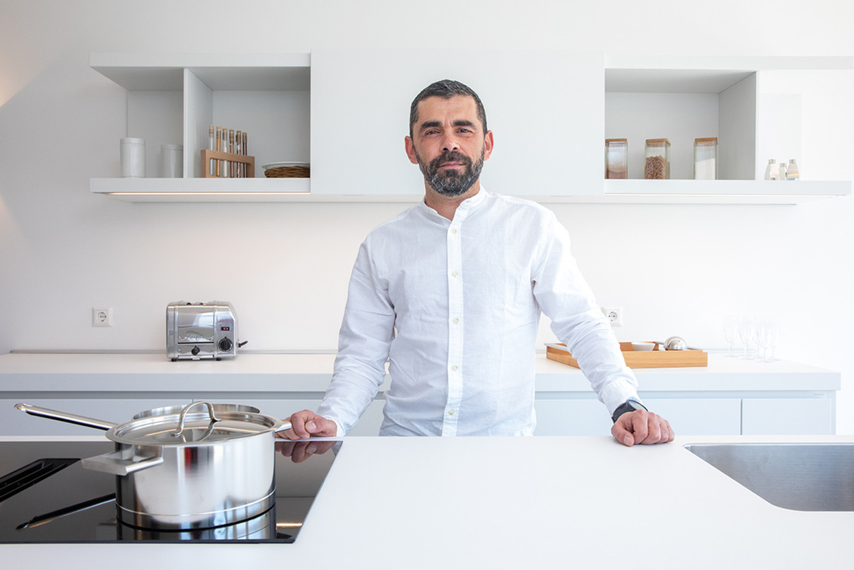 Renaud Sara conçoit les cuisines bulthaup en respectant les grands principes de la maison : des formes simples et des détails soignés pour  une ambiance épurée. (photo: Eva Krins / Maison Moderne)  