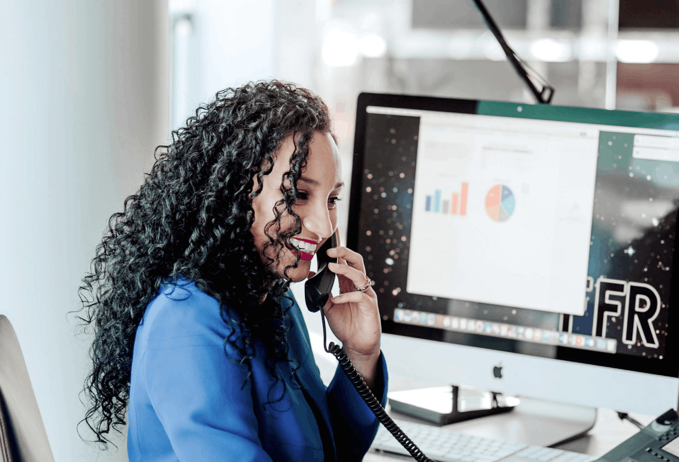 Les tâches réalisées par la/le réceptionniste ne se limitent plus à l’accueil physique et téléphonique, mais impliquent davantage de responsabilités. Crédit: Samsic