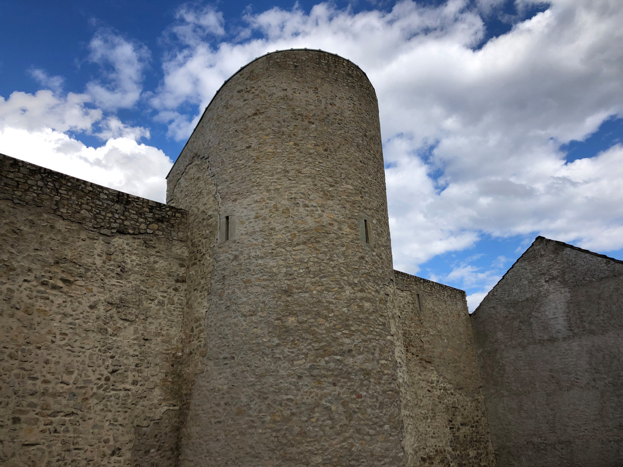 La tour réhabilitée en gîte fait partie des vestiges de la ville fortifiée. (Photo: Paperjam.lu)