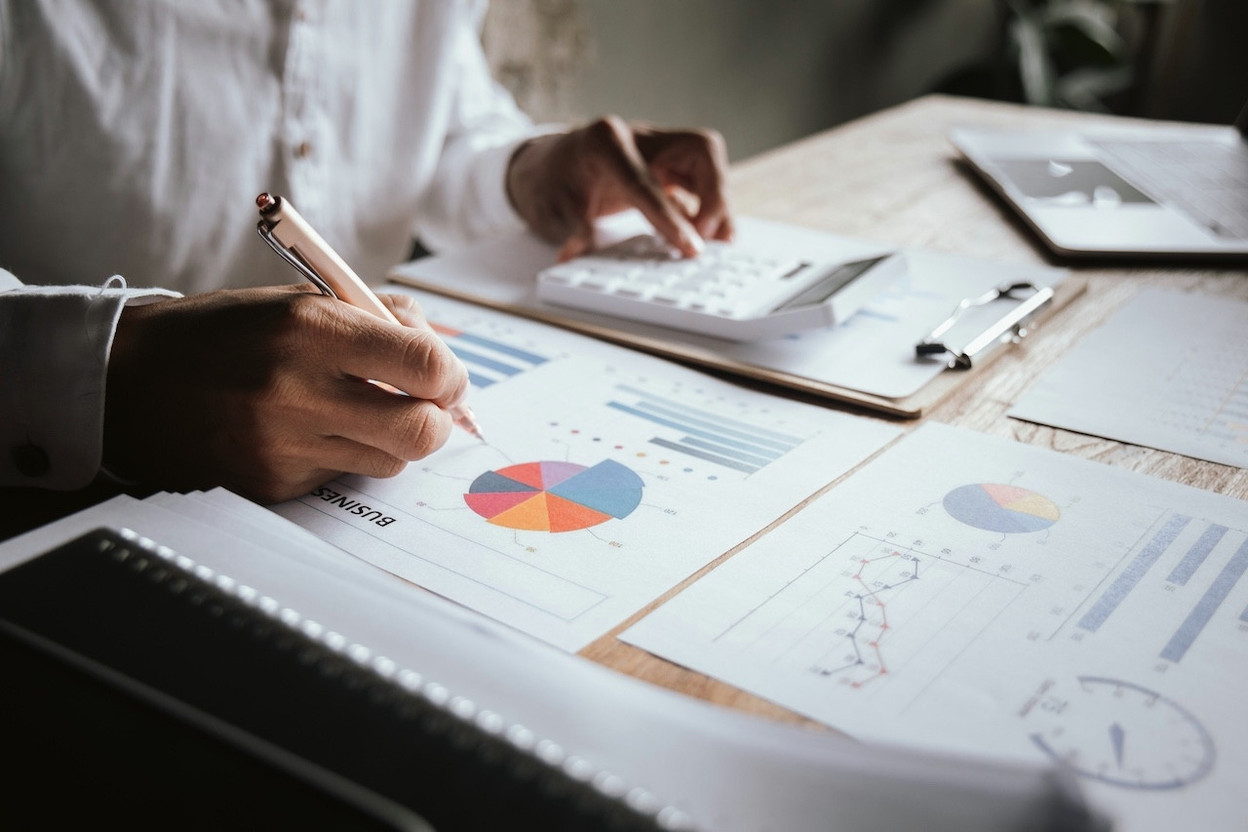 Regulation has a cost. Shared unequally between the State's portfolio and that of professionals. (Photo: Shutterstock)