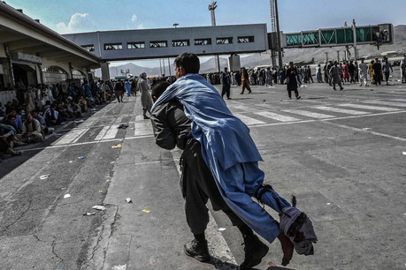 Photo d’illustration datée du 19 août 2021 à l’aéroport de Kaboul, où des milliers de personnes se sont précipitées pour fuir le régime taliban.  (Photo: Shutterstock)
