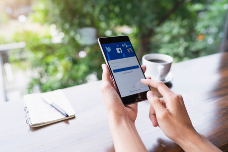 Shops a un double mérite pour Zuckerberg: cela permet d’attirer de petits commerçants un peu perdus quand ils ont un site internet et de conserver les utilisateurs sur Facebook en leur apportant les produits dont ils pourraient avoir besoin ou envie. (Photo: Shutterstock)