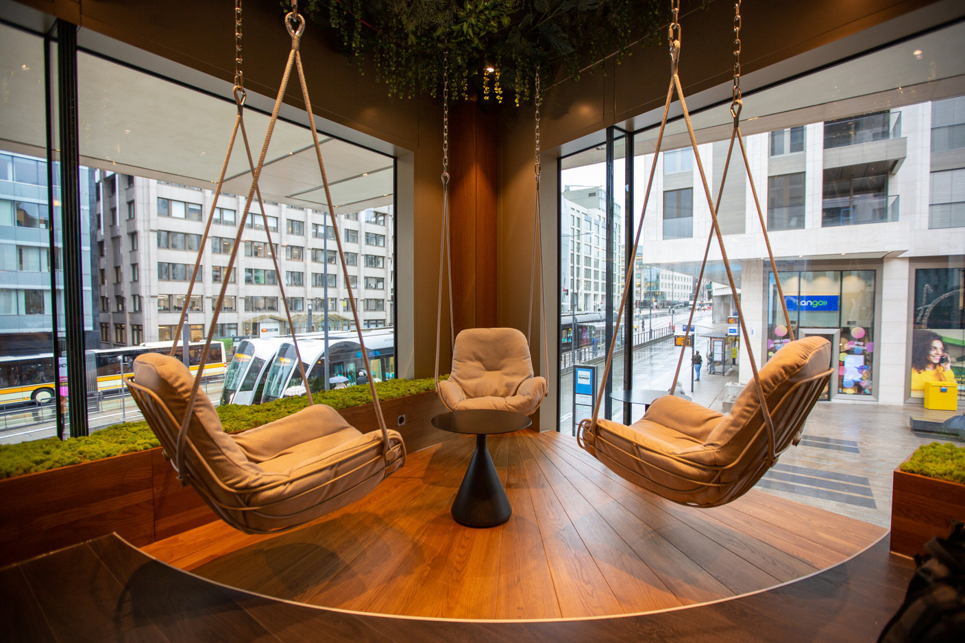 The swings offer a special view of the restaurant's surroundings. (Photo: Romain Gamba/Maison Moderne)