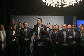Lex Delles (c.) with the DP’s executive committee, members of parliament and government Photo: Matic Zorman / Maison Moderne