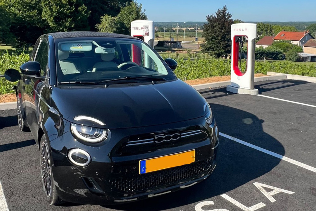 Claudine and Alix  christened the electric Fiat 500 in which they crossed France, Tony (Photo: Claudine and Alix)
