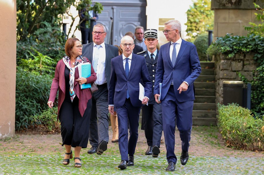 Prime Minister Luc Frieden, flanked by his ministers Yuriko Backes and Léon Gloden, and, in the background, the High Commissioner for National Protection, Guy Bley, and the central director of the police administration, Pascal Peters. An image released by the government to demonstrate coordination and unity. (Photo: SIP)