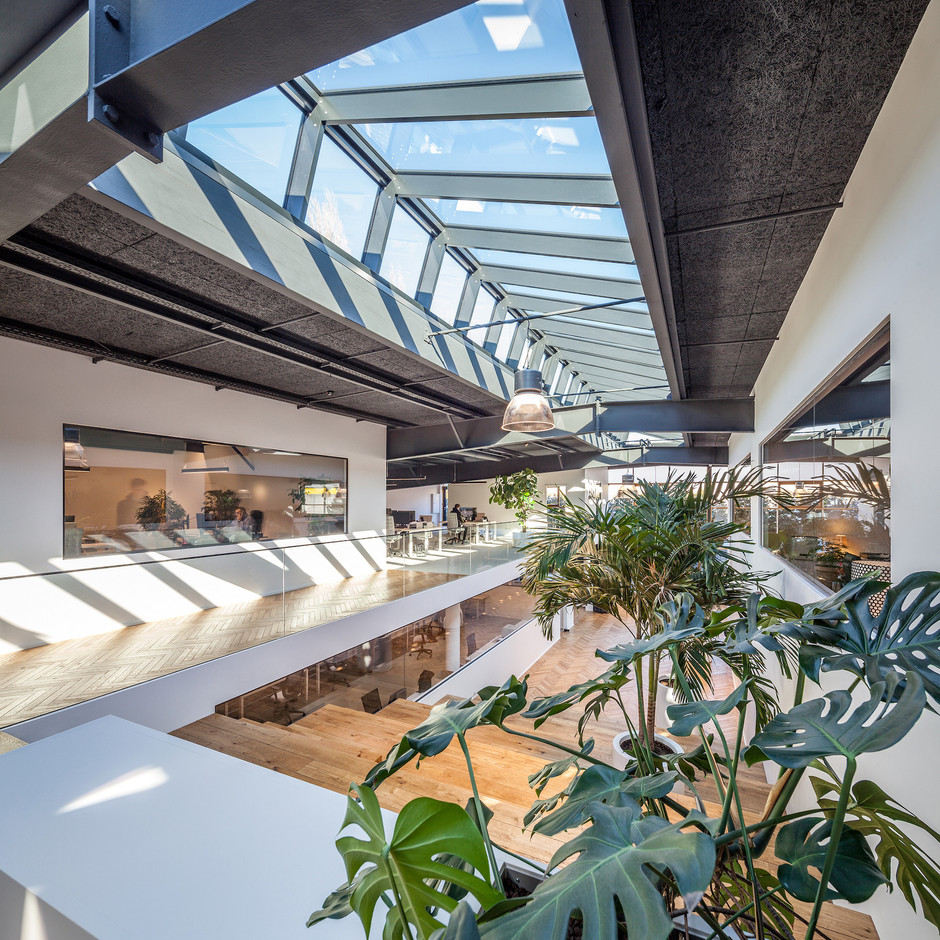  Le toit en partie vitré fait entrer la lumière naturelle dans le centre de la halle. (Photo: Steve Troes Fotodesign)