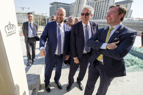 La présence de deux ministres, Étienne Schneider et Pierre Gramegna, et du Grand-Duc héritier a visiblement attiré les regards... et facilité les contacts. (Photo: SIP/Jean-Christophe Verhaegen, tous droits réservés)