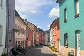 The colourful houses give this village within the city a different look. Photo: Maëlle Hamma/Maison Moderne