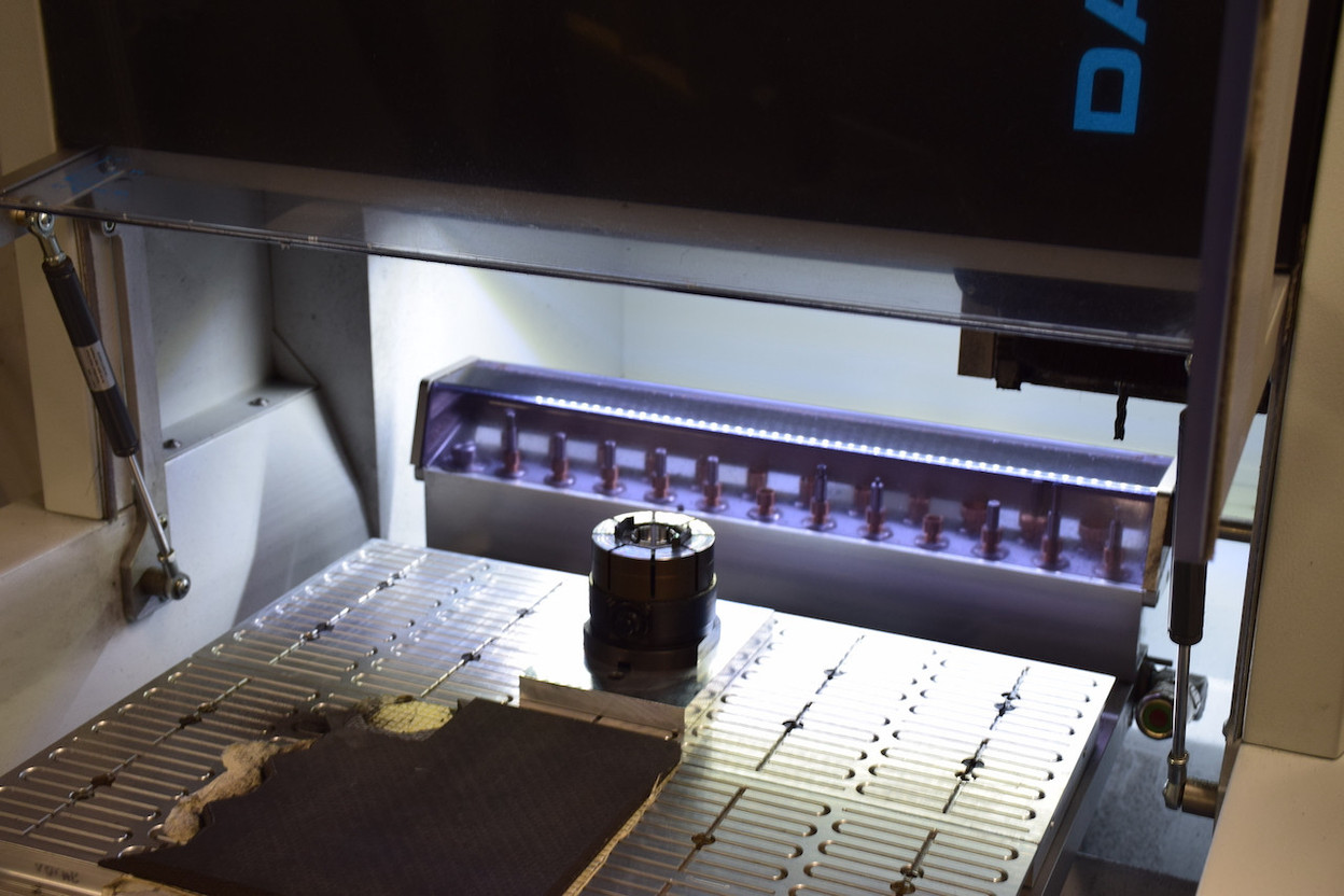A crucial stage of the watchmaking process: machining the case requires expertise and precision. Photo: Marc Fassone / Maison Moderne