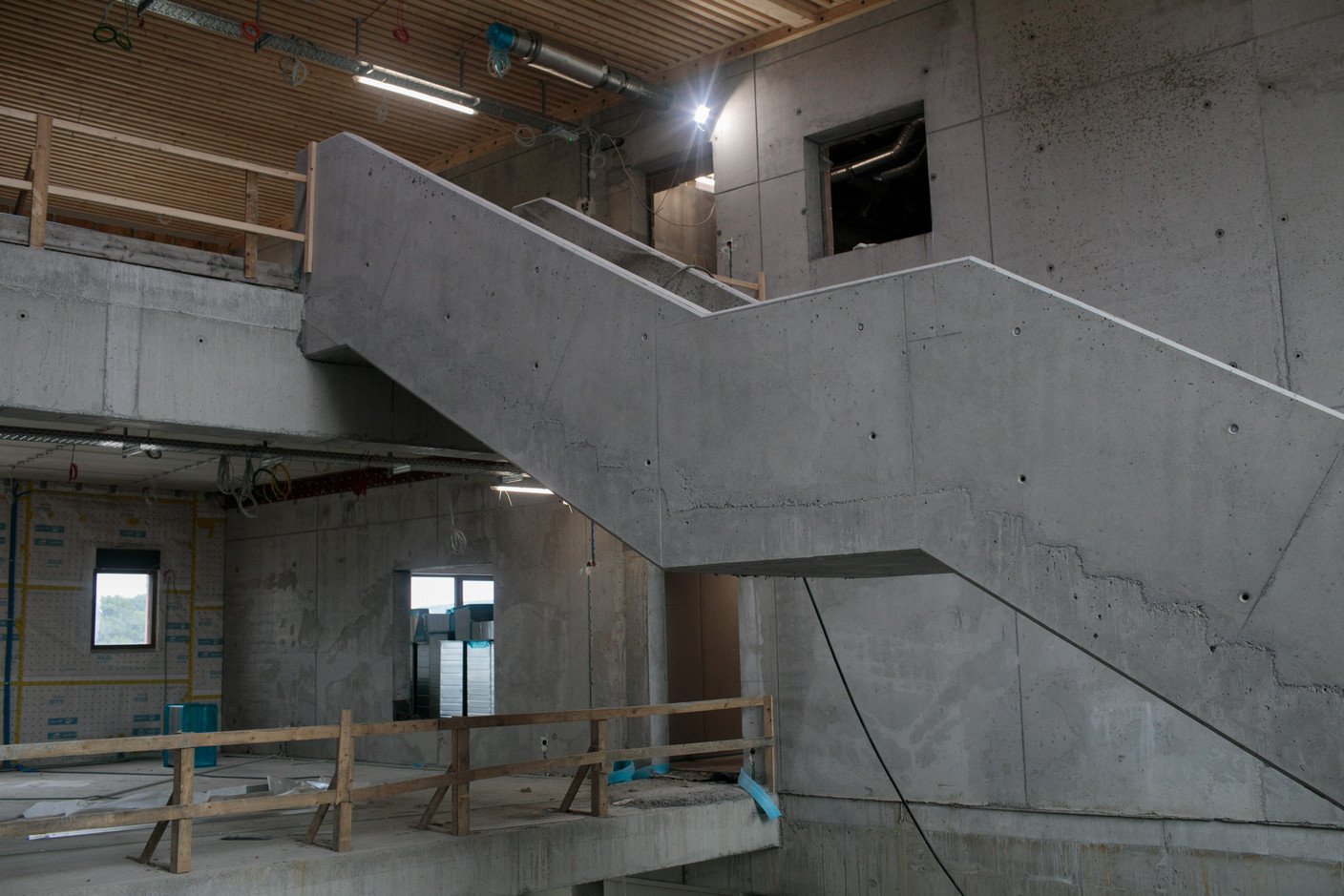 Un grand escalier mène aux différents étages. (Photo: Matic Zorman/Maison Moderne)
