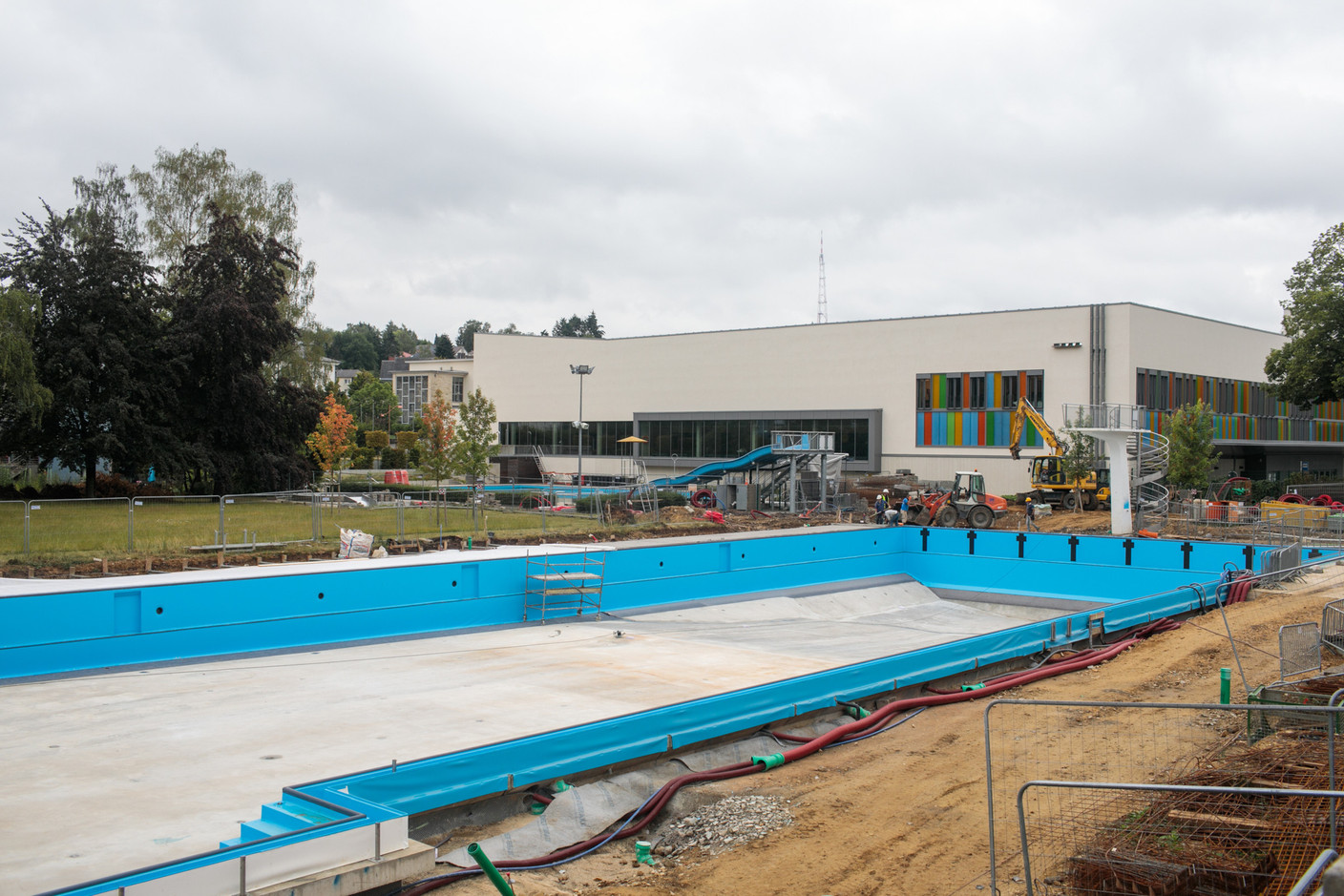 La piscine en plein air bénéficie de travaux de rénovation. (Photo: Matic Zorman/Maison Moderne)