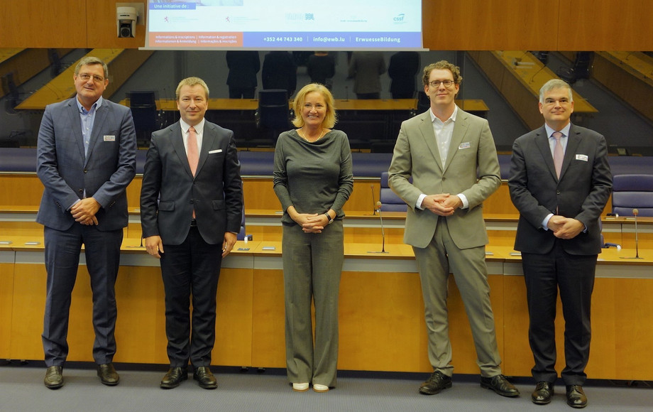 Yves Maas (ABBL), minister delegate for digitalisation Marc Hansen, minister for consumer protection Paulette Lenert, Pit Peporté (Erwuessebildung) and Claude Marx (CSSF) at the launch of the e-learning course (l.t.r.) Photo: MinDigital