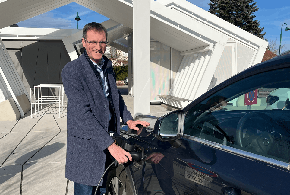 Vincent Henneaux, Administrateur délégué de KBC Autolease Luxembourg, a fait le choix de l’électromobilité.  Credit: KBC Autolease Luxembourg