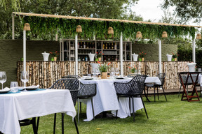 Du bois, des nappes blanches, de belles tables et des coins plus lounge: la terrasse E-Space joue sur les contrastes estivaux pour accueillir son public dès ce jeudi 7 juillet… (Photo: Les Espaces)