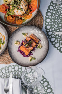 Afin de stimuler la convivialité de l’endroit, Jordan Heib, manager d’E-Space, mise sur de belles viandes et de bons petits plats à partager pour la carte de sa terrasse festive.  (Photo: Les Espaces)