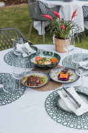 Afin de stimuler la convivialité de l’endroit, Jordan Heib, manager d’E-Space, mise sur de belles viandes et de bons petits plats à partager pour la carte de sa terrasse festive.  (Photo: Les Espaces)