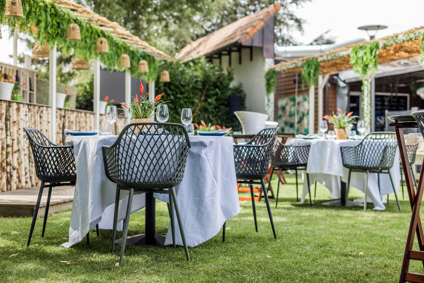 Du bois, des nappes blanches, de belles tables et des coins plus lounge: la terrasse E-Space joue sur les contrastes estivaux pour accueillir son public dès ce jeudi 7 juillet… (Photo: Les Espaces)