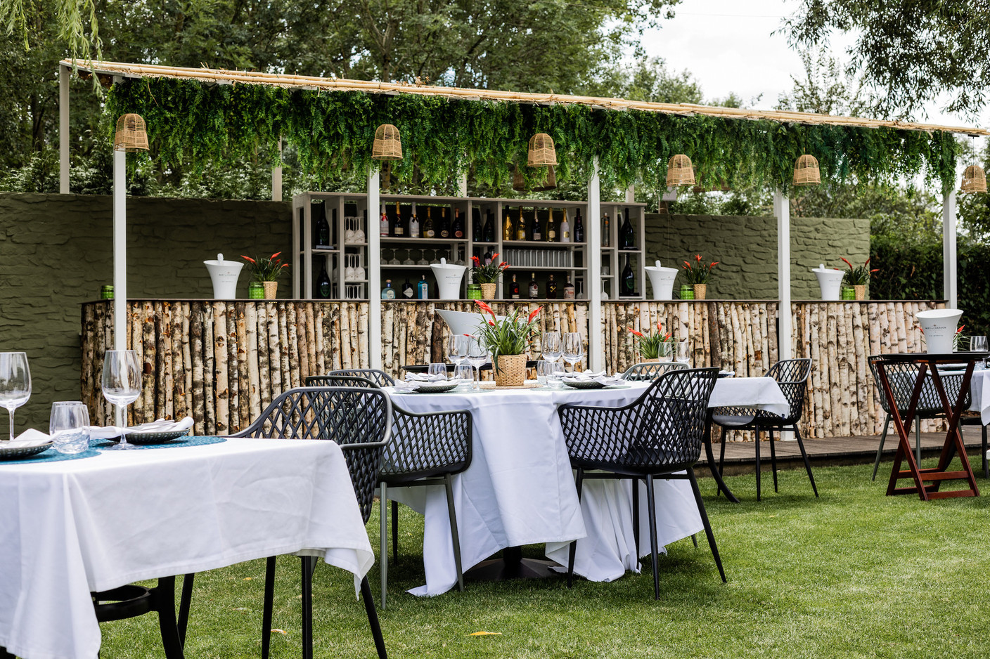 Du bois, des nappes blanches, de belles tables et des coins plus lounge: la terrasse E-Space joue sur les contrastes estivaux pour accueillir son public dès ce jeudi 7 juillet… (Photo: Les Espaces)