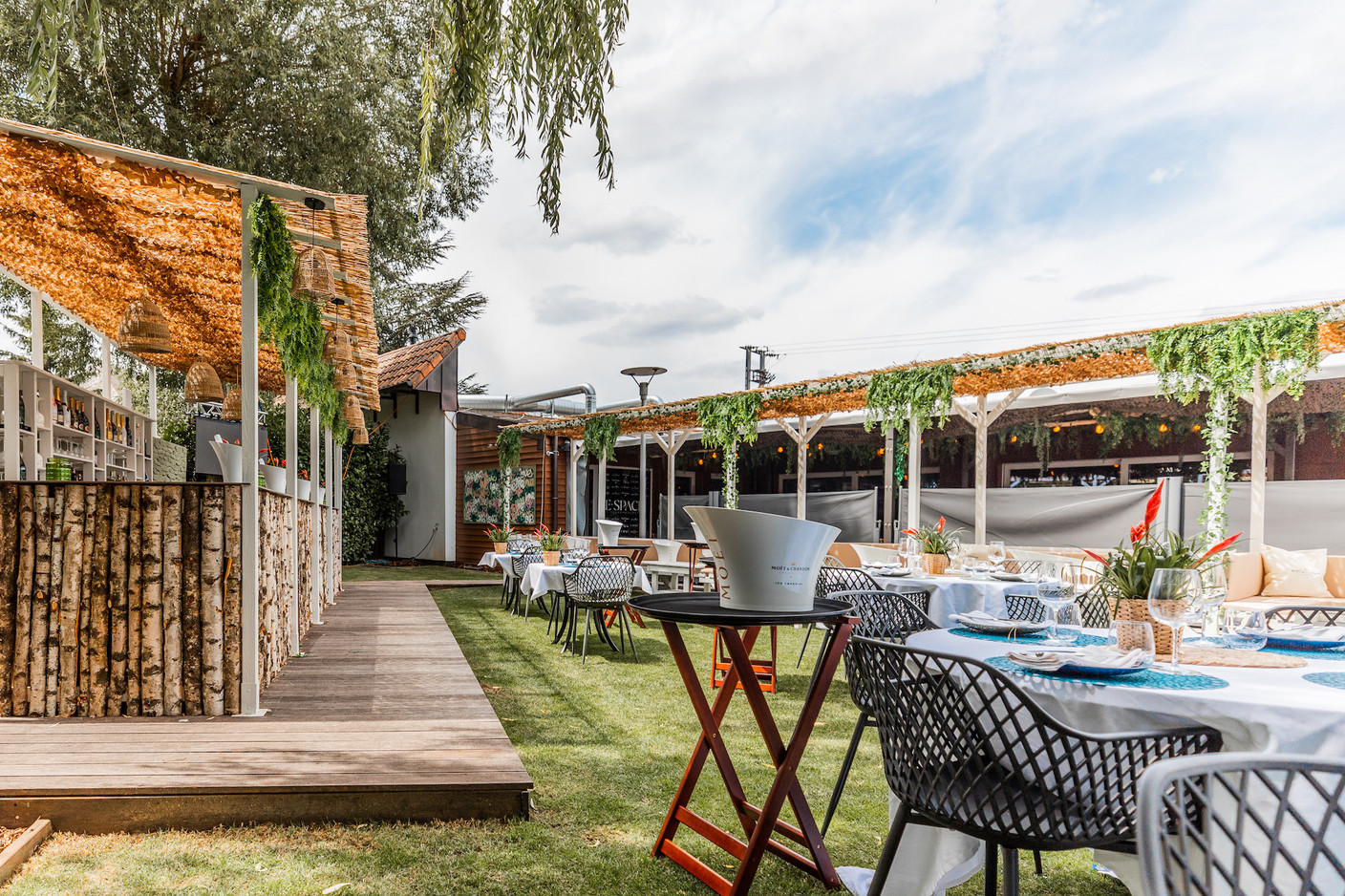 Du bois, des nappes blanches, de belles tables et des coins plus lounge: la terrasse E-Space joue sur les contrastes estivaux pour accueillir son public dès ce jeudi 7 juillet… (Photo: Les Espaces)