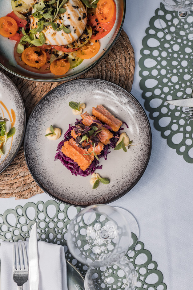 Afin de stimuler la convivialité de l’endroit, Jordan Heib, manager d’E-Space, mise sur de belles viandes et de bons petits plats à partager pour la carte de sa terrasse festive.  (Photo: Les Espaces)