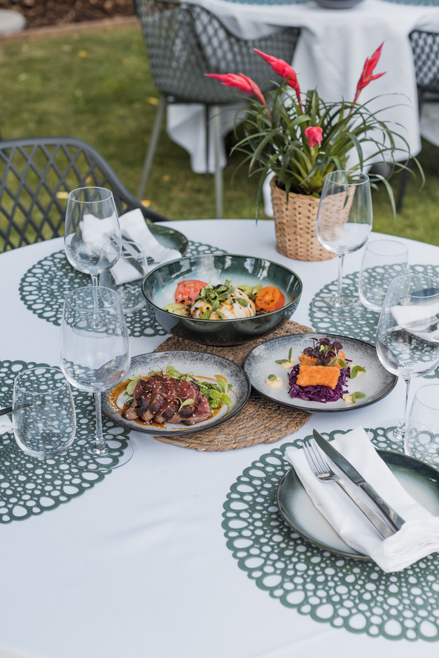 Afin de stimuler la convivialité de l’endroit, Jordan Heib, manager d’E-Space, mise sur de belles viandes et de bons petits plats à partager pour la carte de sa terrasse festive.  (Photo: Les Espaces)
