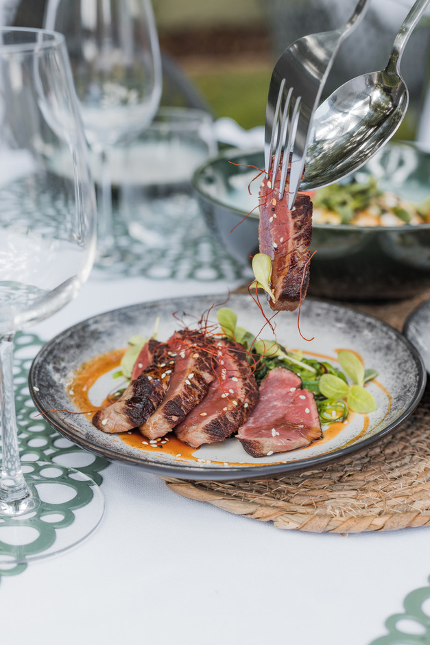 Afin de stimuler la convivialité de l’endroit, Jordan Heib, manager d’E-Space, mise sur de belles viandes et de bons petits plats à partager pour la carte de sa terrasse festive.  (Photo: Les Espaces)