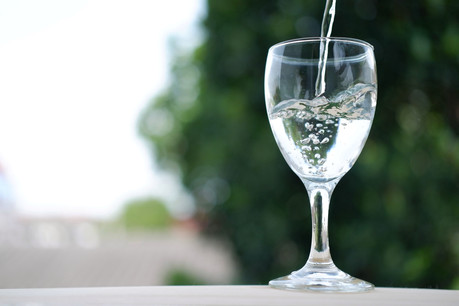Une campagne de sensibilisation, selon des modalités à définir, va être organisée au sujet de l’eau du robinet proposée aux tables des restaurants et des cafés. (Photo: Shutterstock)