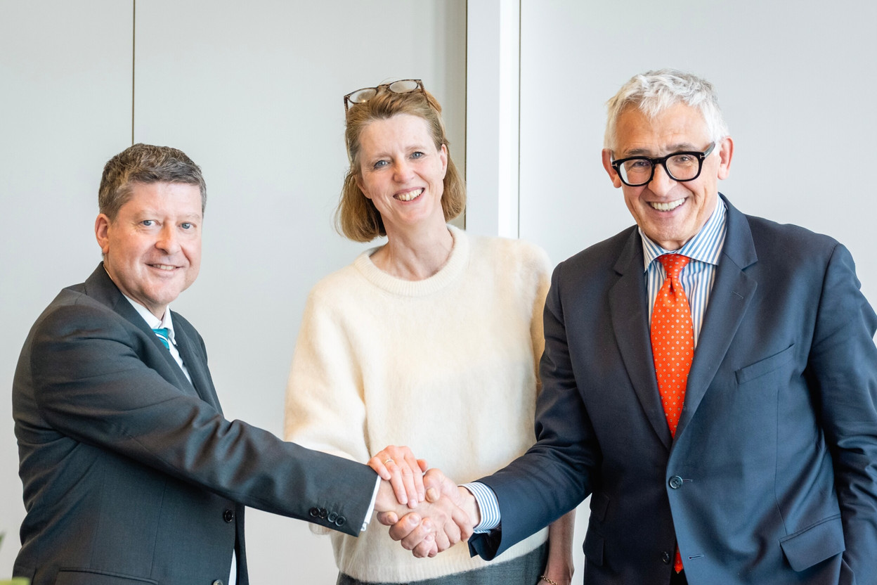 “This partnership shows our strong commitment to making sure the digital euro works with existing European standards that the private sector can also use,” said Piero Cipollone, ECB Executive Board member and chair of the High-Level Task Force on digital euro, pictured on the right with Jean-Philippe Joliveau, chairman of the board of Nexo standards, on the left, and Evelien Witlox, Director Digital Euro at the ECB, in the middle, during the signing ceremony on 23 Apr 2026. Photo: European Central Bank