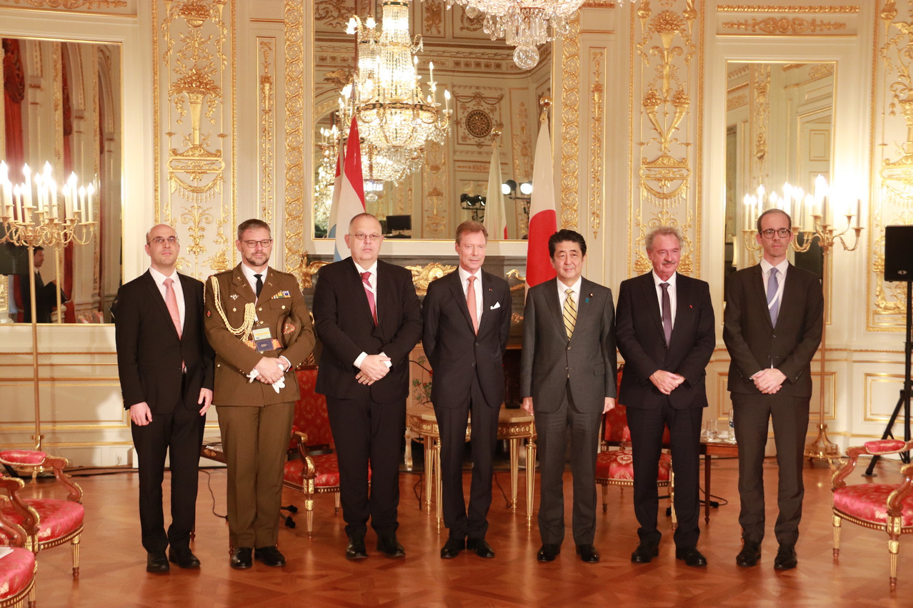 Le Grand-Duc Henri et le ministre des Affaires étrangères et européennes Jean Asselborn entourent ici le Premier ministre japonais Shinzo Abe, qu’ils ont rencontré ce vendredi 25 octobre. (Photo: MAEE)