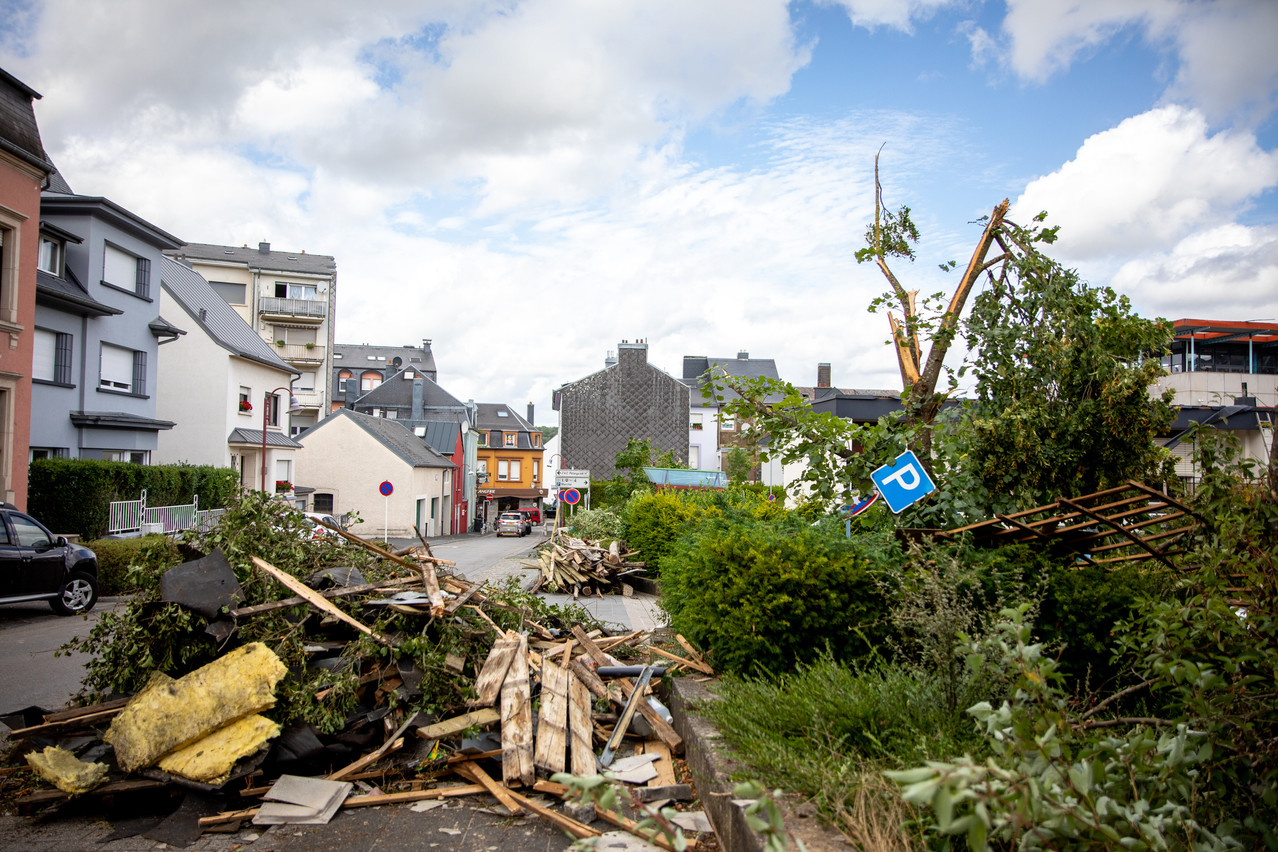Pétange pansait encore ses plaies ce samedi, après le passage de la tornade, vendredi 9 août, qui a entraîné de nombreux dégâts sur les routes et arraché plusieurs toits de la ville. (Photo: Mélanie Markovic / La Meuse Luxembourg)