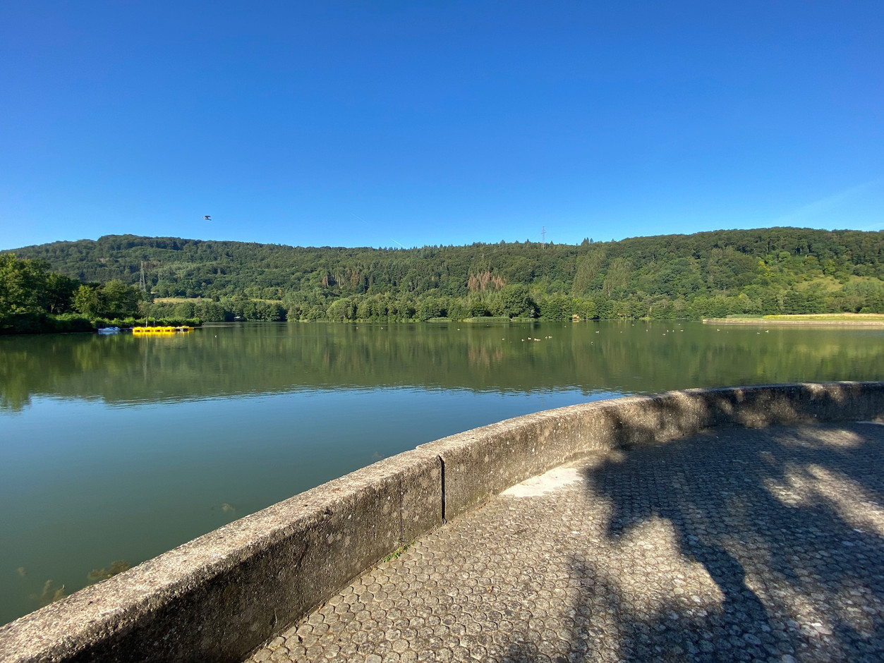Le lac d’Echternach, où il n’est pas encore possible de se baigner. Mais cela viendra bientôt, probablement sur l’autre rive. (Photo: Paperjam)