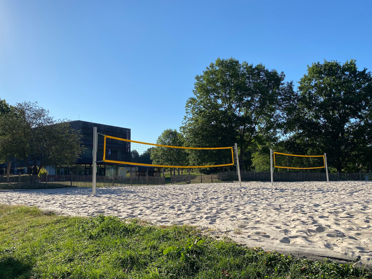Les deux terrains de beach-volley. (Photo: Paperjam)