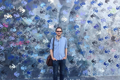 Sébastien Cuvelier joue à l’ascenseur émotionnel avec une playlist estivale intemporelle, funky, mais aussi engagée… (Photo: Grace Choe)