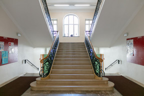 L’escalier central reste l’un des rares éléments d’époque à l’intérieur de l’école. (Photo: Romain Gamba/Maison Moderne)