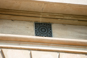 Détail de la façade du lycée. (Photo: Romain Gamba/Maison Moderne)