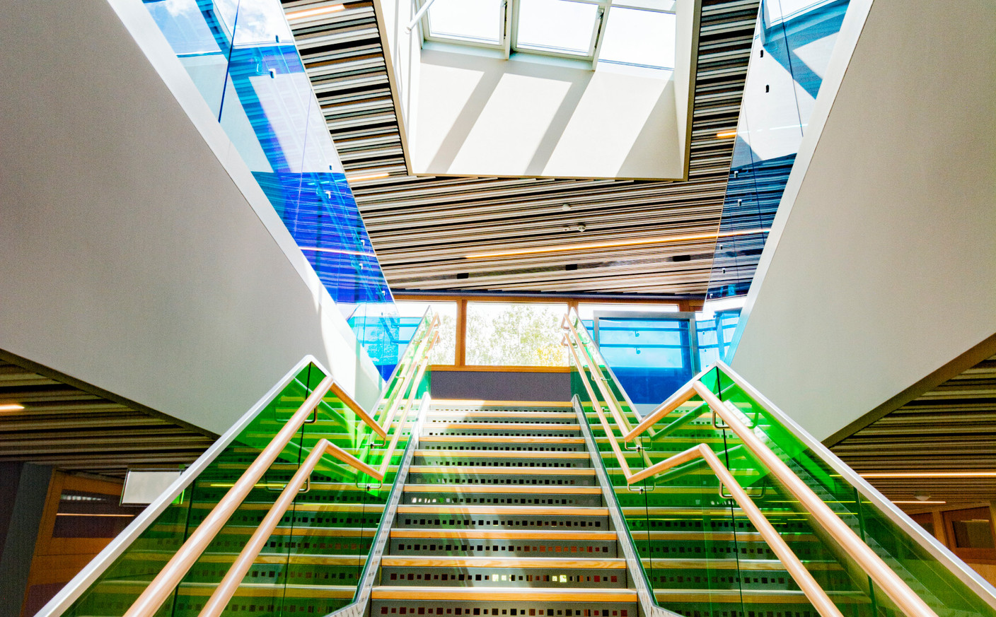 L’ouverture zénithale apporte de la lumière naturelle dans le cœur du bâtiment. (Photo: XXA Architecture)