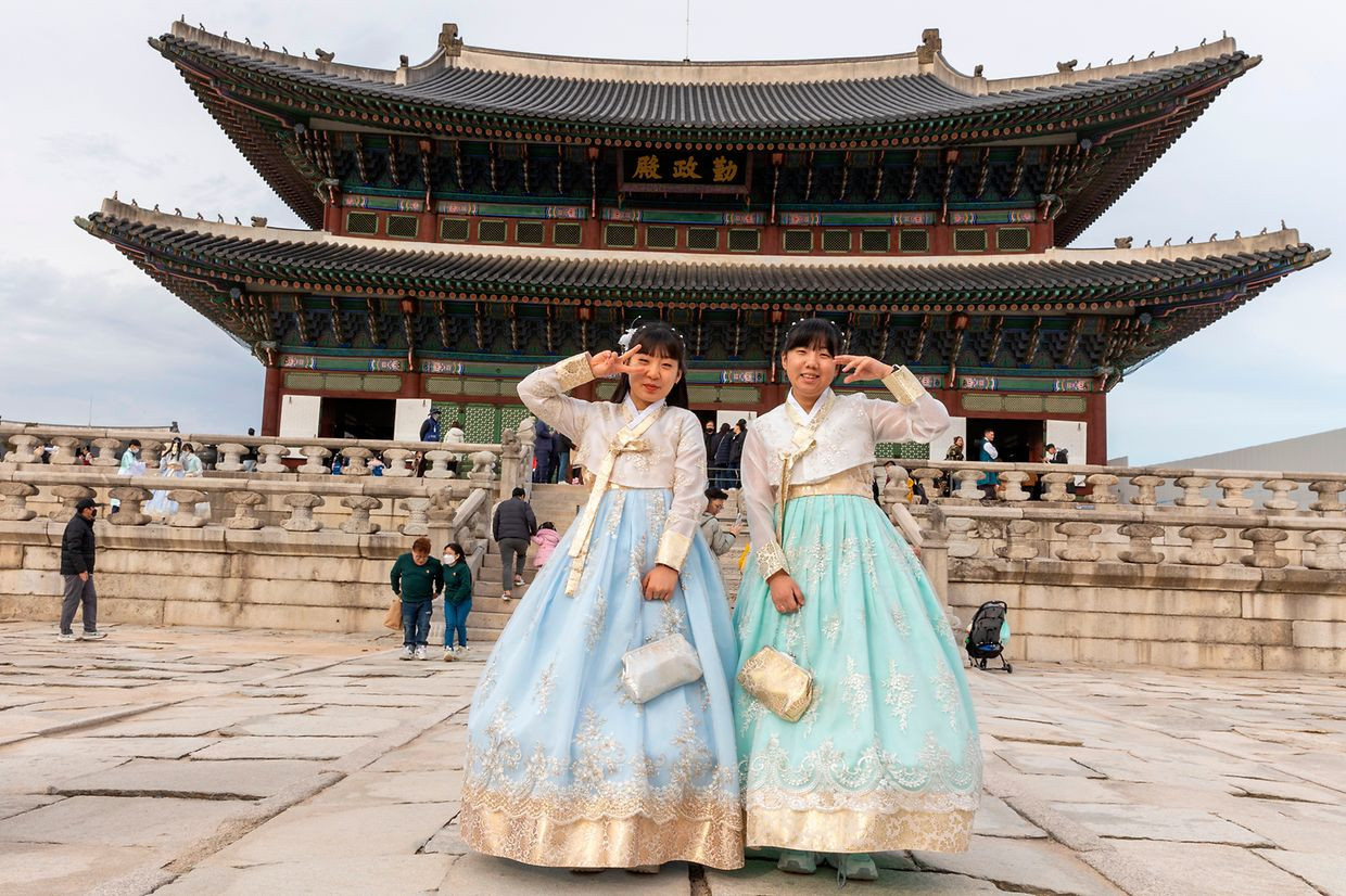 Women wearing Korean traditional “hanbok” dresses SIP/Julien Warnard