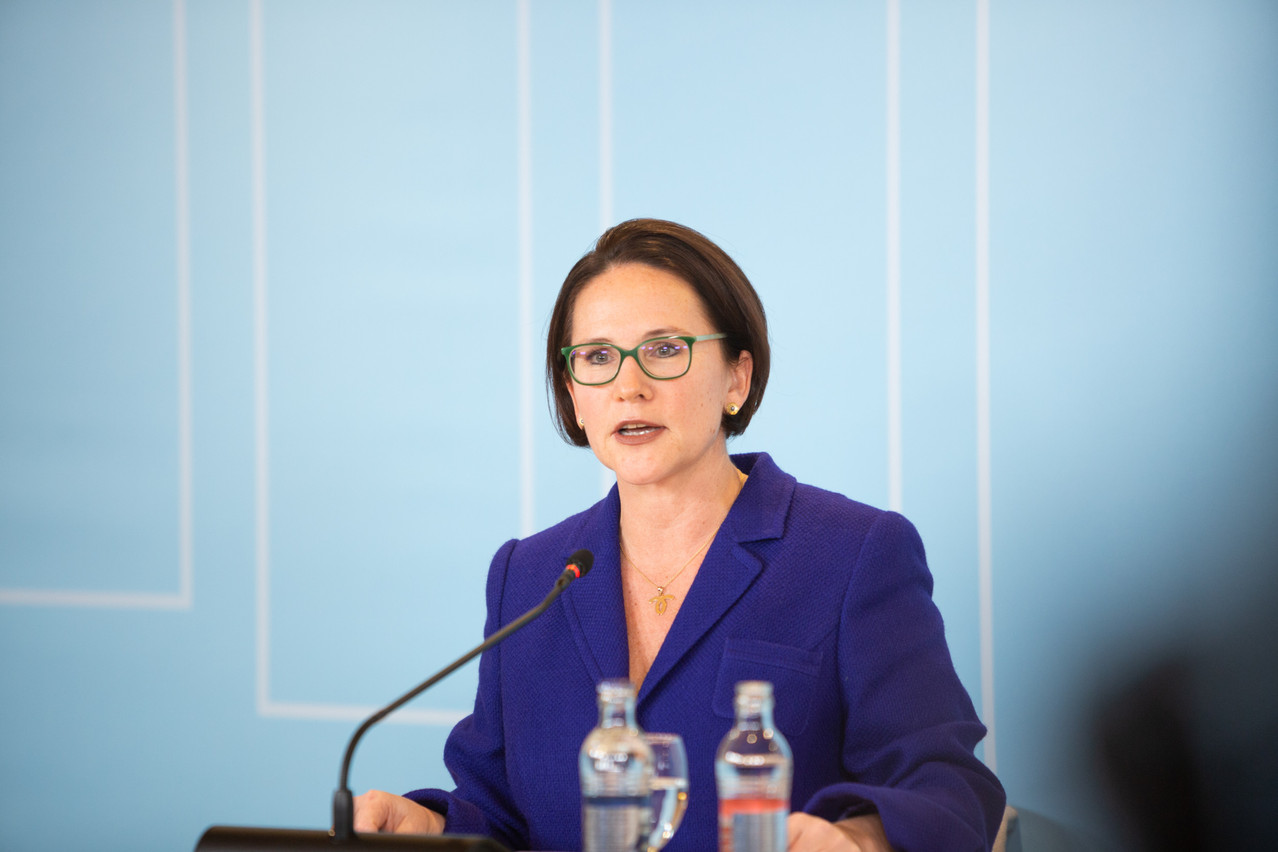 Finance minister Yuriko Backes thanks her predecessor Pierre Gramegna for his work which ensured economic stability in 2021. Photo: Romain Gamba/Maison Moderne