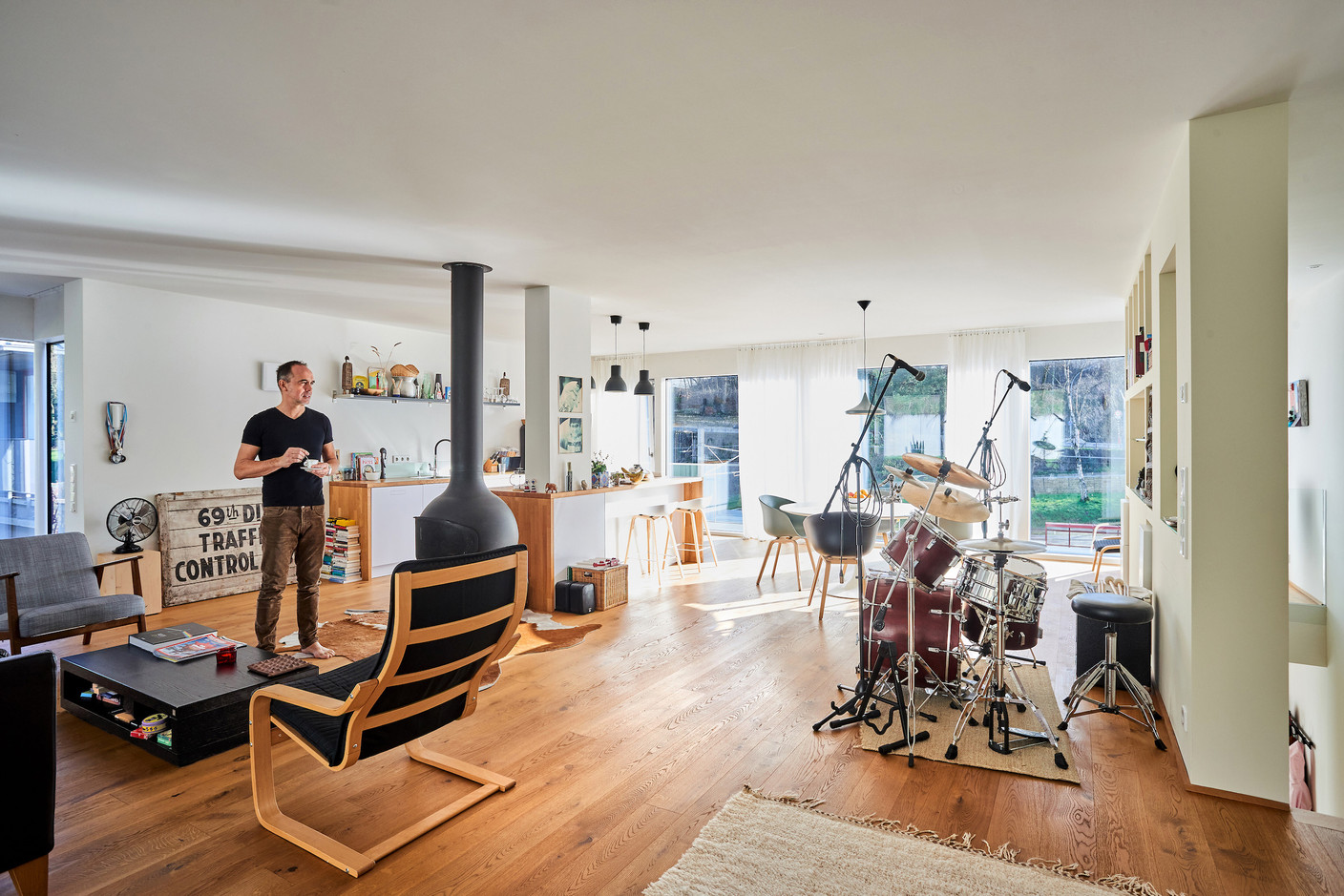 L’espace à vivre est une seule et grande pièce: un salon avec «un foyer, qui est réellement le cœur de notre maison», une cuisine ouverte et un espace repas. (Photo: Andrés Lejona/Maison Moderne)