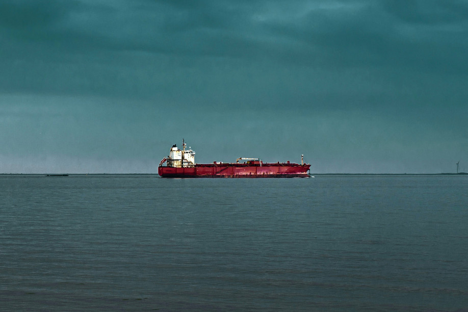 Global oil markets came under pressure this week after sweeping US sanctions on Russian oil producers, shadow fleets and related entities, driving crude to top $81 per barrel on Monday. Photo: Unsplash