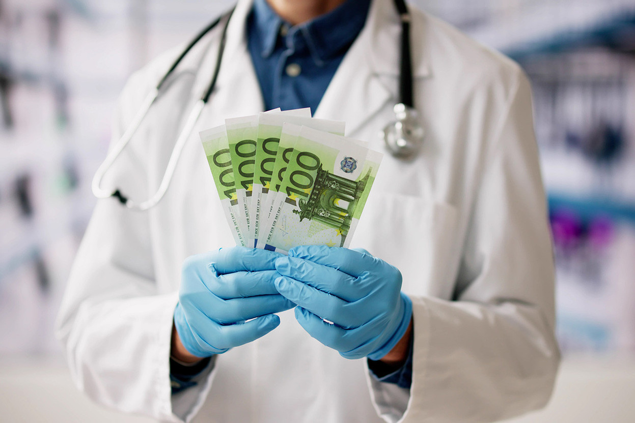 With the CNS becoming structurally loss-making from 2024 onwards, the government wants to save €140m through an effort to control expenditure via increased medical supervision and the fight against waste and fraud. (Photo: Shutterstock)