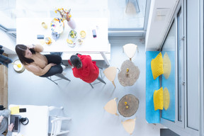 Le café dispose d’une grande vitrine pour profiter de l’animation de la rue.  (Photo: Guy Wolff/Maison Moderne)