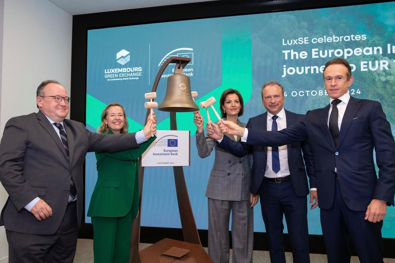 (l-r) Ambroise Fayolle, vice president of the European Investment Bank, Nadia Calviño, president of the EIB, Julie Becker, CEO of the Luxembourg Stock Exchange, Gilles Roth, minister of finance (CSV), and Alain Kinsch, chair of the board of directors of LuxSE, during the ‘ring the bell’ ceremony on Friday 4 October 2024. Photo: European Investment Bank