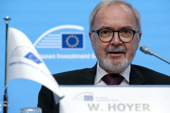 Werner Hoyer, president of the EIB on 2 February 2023, revealed not just the bank’s new logo but also its financing activities for 2022.  Photo: EIB