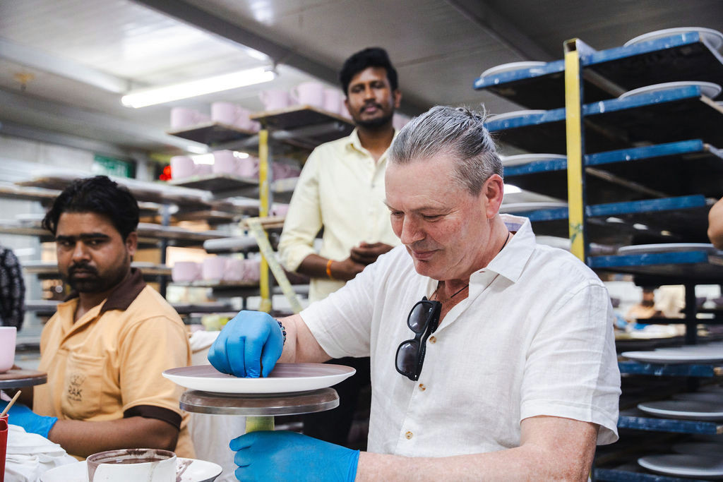 In the workshops, thousands of craftsmen prepare the raw material, glaze, decorate by hand, bake, anneal, check... After that, never again will a plate break with indifference. And the chefs got to practice the process.  Photo: Lena Le Roy
