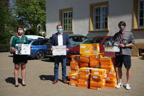 Des masques ont été remis à la Croix-Rouge par la Fnel Scouts & Guides et les Lëtzebuerger Guiden a Scouten. (Photo: Croix-Rouge luxembourgeoise / Facebook)