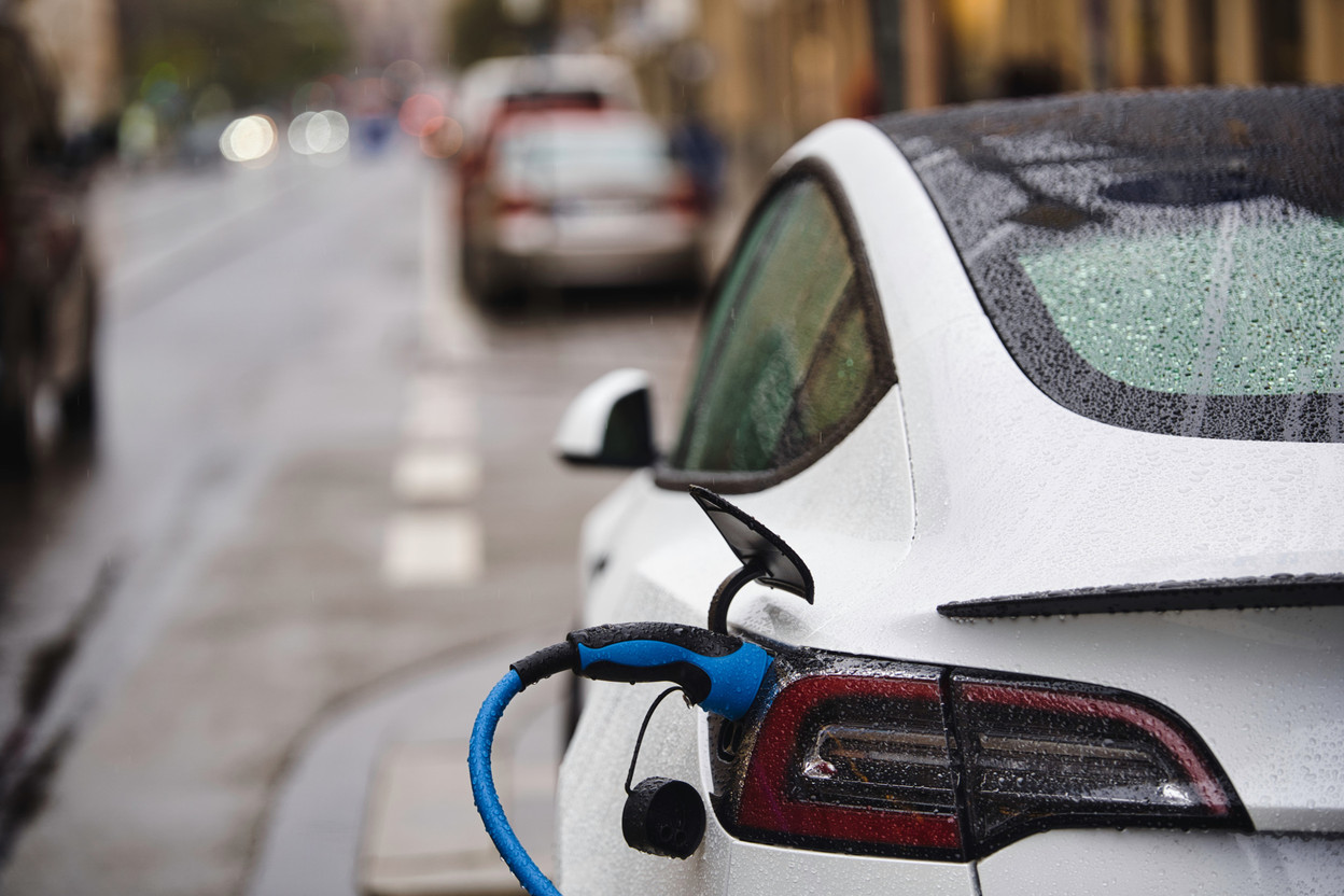 The strategy of recent governments around the electrification of the car fleet is expensive for results that do not match the ambitions. (Photo: Shutterstock)