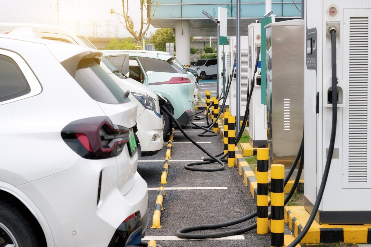 1,384 electric cars were registered in March 2026, followed by 1,533 in April. These figures represent 28.5% and 31% respectively of all new registrations recorded during those two months. Photo: Shutterstock