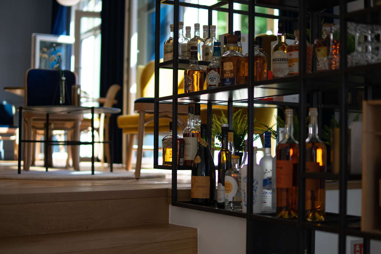 L'Atelier Windsor opened in 2019 on a well-known corner of the Place de l'Étoile and has been serving a clientele of regulars, business people and gourmands every day since then in an atmosphere that is both elegant and warm  Maison Moderne